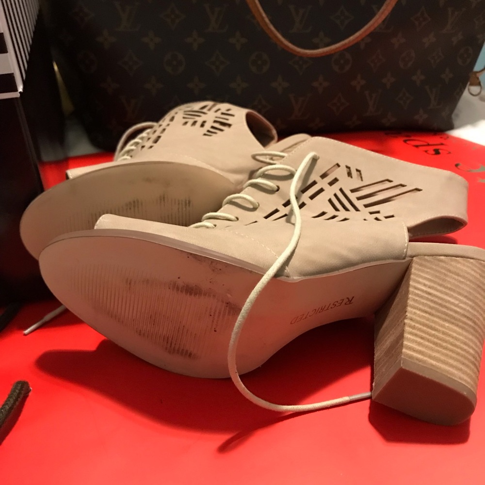 Shoes. - Picture 5 of 5